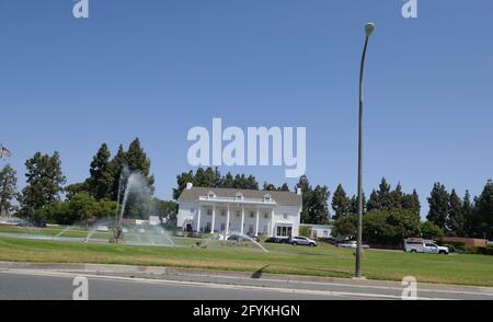 Cypress, Kalifornien, USA 27. Mai 2021 EIN allgemeiner Blick auf die Atmosphäre des Forest Lawn Cypress Memorial Park am 27. Mai 2021 in Cypress, Kalifornien, USA. Foto von Barry King/Alamy Stockfoto Stockfoto