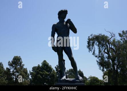 Cypress, California, USA 27. Mai 2021 EIN allgemeiner Blick auf die Atmosphäre von Michelangelos David Statue Replik im Forest Lawn Cypress Memorial Park am 27. Mai 2021 in Cypress, California, USA. Foto von Barry King/Alamy Stockfoto Stockfoto