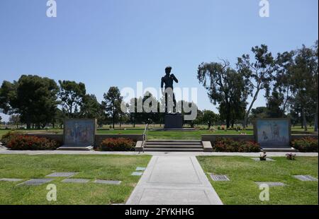 Cypress, California, USA 27. Mai 2021 EIN allgemeiner Blick auf die Atmosphäre des Grabes der Statue von David und Dolly Ann Cepeda, alias Dolores Ann Cepeda, am 27. Mai 2021 im Forest Lawn Cypress Memorial Park in Cypress, California, USA. Sie war das 8. Mordopfer der Hillside Strangler. Foto von Barry King/Alamy Stockfoto Stockfoto