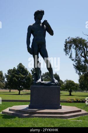 Cypress, California, USA 27. Mai 2021 EIN allgemeiner Blick auf die Atmosphäre von Michelangelos David Statue Replik im Forest Lawn Cypress Memorial Park am 27. Mai 2021 in Cypress, California, USA. Foto von Barry King/Alamy Stockfoto Stockfoto