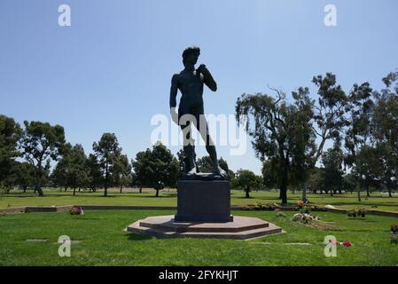 Cypress, California, USA 27. Mai 2021 EIN allgemeiner Blick auf die Atmosphäre von Michelangelos David Statue Replik im Forest Lawn Cypress Memorial Park am 27. Mai 2021 in Cypress, California, USA. Foto von Barry King/Alamy Stockfoto Stockfoto