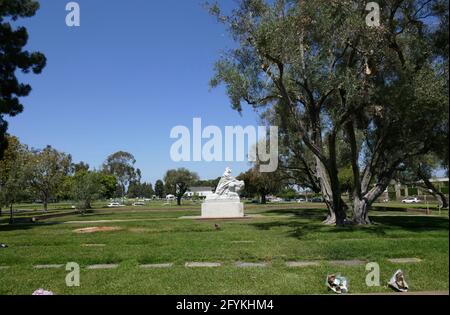 Cypress, Kalifornien, USA 27. Mai 2021 EIN allgemeiner Blick auf die Atmosphäre des Forest Lawn Cypress Memorial Park am 27. Mai 2021 in Cypress, Kalifornien, USA. Foto von Barry King/Alamy Stockfoto Stockfoto