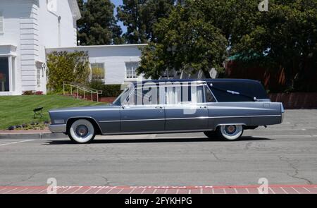 Cypress, California, USA 27. Mai 2021 EIN allgemeiner Blick auf die Atmosphäre von Hearse im Forest Lawn Cypress Memorial Park am 27. Mai 2021 in Cypress, California, USA. Foto von Barry King/Alamy Stockfoto Stockfoto