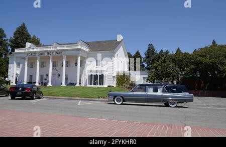 Cypress, Kalifornien, USA 27. Mai 2021 EIN allgemeiner Blick auf die Atmosphäre des Forest Lawn Cypress Memorial Park am 27. Mai 2021 in Cypress, Kalifornien, USA. Foto von Barry King/Alamy Stockfoto Stockfoto