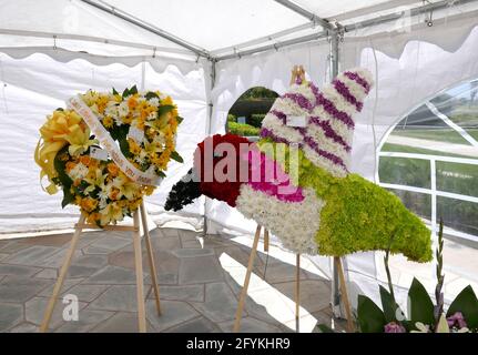 Cypress, California, USA 27. Mai 2021 EIN allgemeiner Blick auf die Atmosphäre des Humingbird Floral Arrangement im Forest Lawn Cypress Memorial Park am 27. Mai 2021 in Cypress, California, USA. Foto von Barry King/Alamy Stockfoto Stockfoto