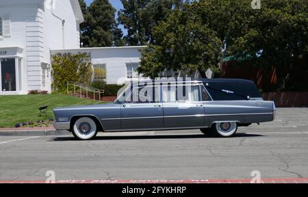 Cypress, California, USA 27. Mai 2021 EIN allgemeiner Blick auf die Atmosphäre von Hearse im Forest Lawn Cypress Memorial Park am 27. Mai 2021 in Cypress, California, USA. Foto von Barry King/Alamy Stockfoto Stockfoto