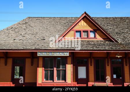 CLE Elum, WA, USA - 27. Mai 2021; historisches Depot an der Milwaukee Road im National Historic District von South Cle Elum Rail Yard mit Namensschild Stockfoto