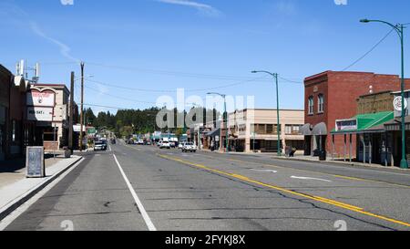 CLE Elum, WA, USA - Mai 26. 2021; breite Hauptstraße in der Innenstadt in Cle Elum. Bevor die Interstate 90 die Stadt umging, war dies die Hauptstrasse. Stockfoto