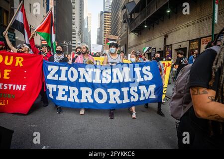 NEW YORK, USA - 15. Mai 2021: Pro-palästinensische, anti-israelische Demonstranten veranstalten in New York eine Kundgebung während der Kämpfe zwischen Israel und der Hamas i. Stockfoto