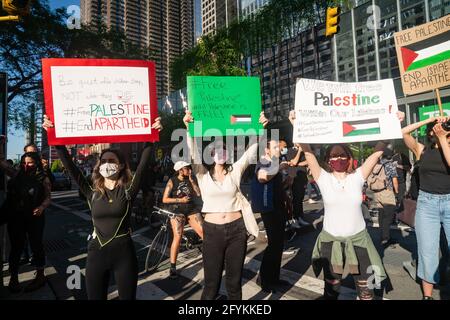 NEW YORK, USA - 15. Mai 2021: Pro-palästinensische, anti-israelische Demonstranten veranstalten in New York eine Kundgebung während der Kämpfe zwischen Israel und der Hamas i. Stockfoto