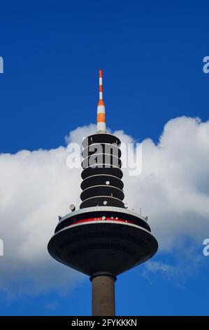 Frankfurter Fernsehturm vor einem weißen Wolkenband. Stockfoto