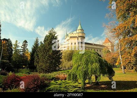 Mittelalterliche Burg Bojnice in der Stadt Bojnice im Herbst, Slowakei Stockfoto