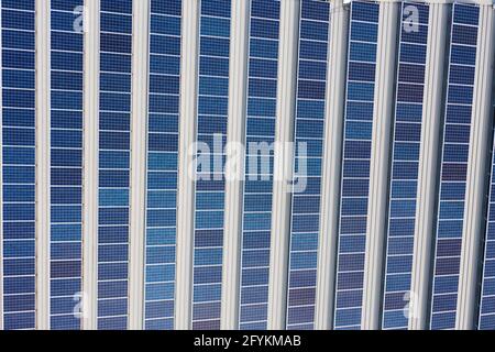 Luftaufnahme von Reihen von Photovoltaik-Sonnenkollektoren auf einem kommerziellen Dach, Sydney, Australien. Stockfoto