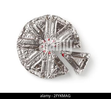 Rad aus Folie umwickelt verarbeitet Frischkäse Scheiben isoliert auf einem weißen Hintergrund. Portionierte dreieckige Weichkäse-Stücke in silberner Aluminiumfolie. Stockfoto