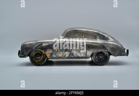 Seitenansicht von vintage Spielzeug Metall Porsche 356 Sportwagen im Studio auf weißem Hintergrund aufgenommen Stockfoto