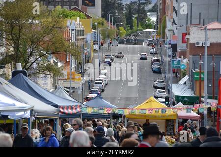 Bauernmarkt in einer geschlossenen und hügeligen Straße in Hobart mit Ständen, die lokales Bio-Obst, Gemüse und andere Waren verkaufen Stockfoto