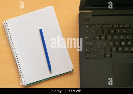 Laptop, leeres Notebook und billiger Kugelschreiber Stockfoto