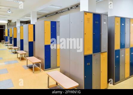 Schulflur mit bunten Schließfächern. Stockfoto