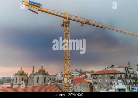 PORTO, PORTUGAL - 16. OKTOBER 2017: Baukran im Zentrum von Porto, Portugal. Stockfoto