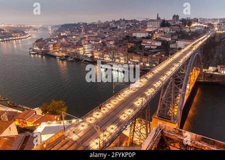 Abendansicht der Dom Luis Brücke über den Fluss Douro in Porto, Portugal Stockfoto