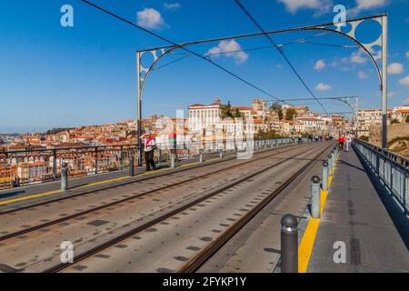 PORTO, PORTUGAL - 18. OKTOBER 2017: Menschen gehen an der Dom Luis Brücke in Porto, Portugal Stockfoto