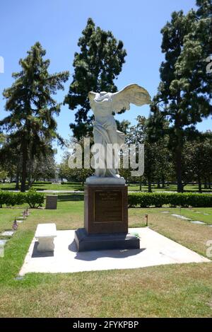 Westminster, Kalifornien, USA 27. Mai 2021 EINE allgemeine Sicht auf die Atmosphäre die geflügelte Siegessäule von Samothrace Statue Replik am 27. Mai 2021 im Westminster Memorial Park in Westminster, Kalifornien, USA. Foto von Barry King/Alamy Stockfoto Stockfoto