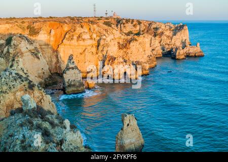 Felsklippen und ein Leuchtturm bei Ponta da Piedade bei Lagos, Portugal Stockfoto