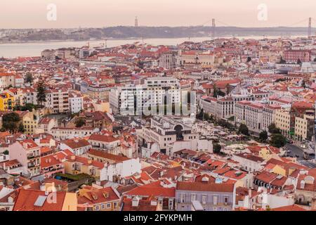 Panorama des Abends Lissabon vom Aussichtspunkt Miradouro da Graca, Portugal Stockfoto