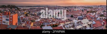 Panorama des Abends Lissabon vom Aussichtspunkt Miradouro da Graca, Portugal Stockfoto