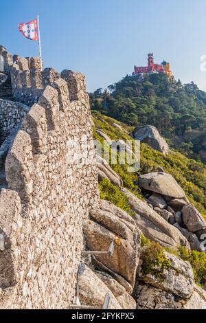 Walls der Burg Castelo dos Mouros in Sintra mit Pena Palace Palacio da Pena im Hintergrund, Portugal Stockfoto