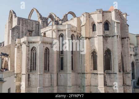 Ruinen des ehemaligen katholischen Klosters unserer Lieben Frau vom Berg Karmel in Lissabon, Portugal Stockfoto