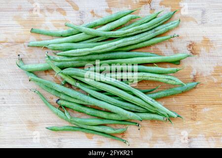 Grüne Bohnen auf Holzschneidebrett. Stockfoto