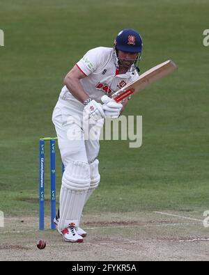 CHESTER LE STREET, GROSSBRITANNIEN. 28. MAI Essex's Alastair Cook schlagen während des LV= County Championship Spiels zwischen Durham County Cricket Club und Essex am Freitag, 28. Mai 2021, in Emirates Riverside, Chester le Street. (Kredit: Mark Fletcher, Mi News) Kredit: MI Nachrichten & Sport /Alamy Live Nachrichten Stockfoto