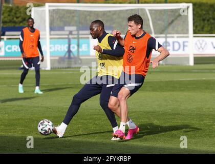 Steve Mandanda, Benjamin Pavard während der Trainingseinheit des französischen Teams zur Vorbereitung der UEFA Euro 2020 im CNF Clairefontaine (Französisches Fußballnationalzentrum) am 28. Mai 2021 in Clairefontaine-en-Yvelines, Frankreich - Foto Jean Catuffe / DPPI Stockfoto