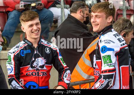 MANCHESTER, GROSSBRITANNIEN. 28. MAI die coolen Lauf-Colts von Belle Vue, Connor Coles (links) und Jack Parkinson-Blackburn, teilen einen Witz, als sie am Freitag, 28. Mai 2021, während der British Junior Championship im National Speedway Stadium, Manchester, auf ihr Spiel warteten. (Kredit: Ian Charles, MI News) Kredit: MI News & Sport /Alamy Live News Stockfoto