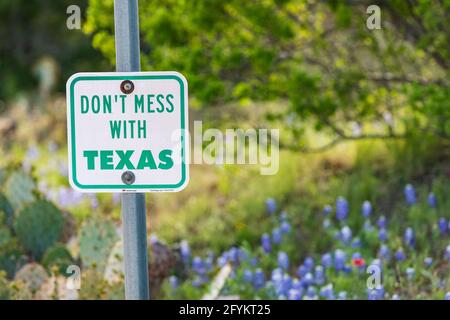 Llano, Texas, USA. Lassen Sie sich nicht mit dem Texas-Schild in der Hügellandschaft verwirren. Stockfoto