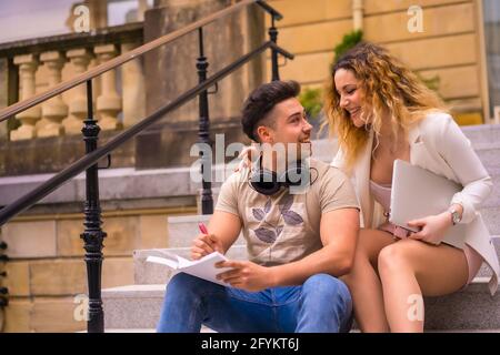 Spanisches Paar Unternehmer, die zusammenarbeiten - das Konzept der Teamarbeit Stockfoto