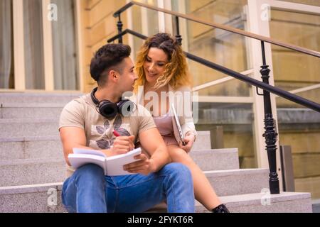 Spanisches Paar Unternehmer, die zusammenarbeiten - das Konzept der Teamarbeit Stockfoto