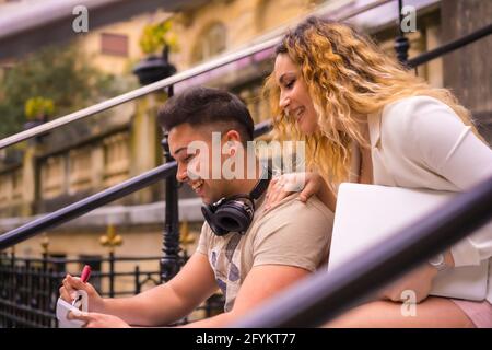 Spanisches Paar Unternehmer, die mit einem Computer arbeiten - das Konzept der Teamarbeit Stockfoto