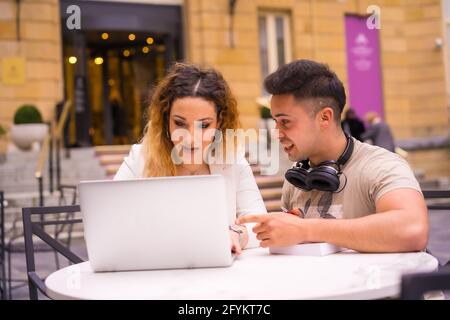 Spanisches Paar Unternehmer, die mit einem Computer arbeiten - das Konzept der Teamarbeit Stockfoto