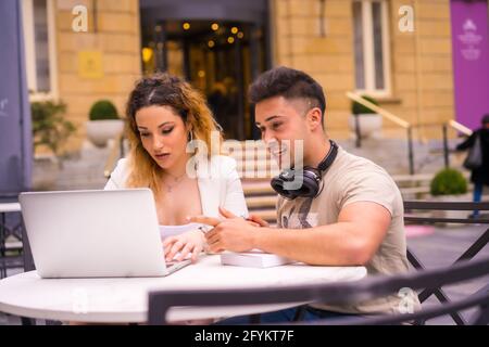 Spanisches Paar Unternehmer, die mit einem Computer arbeiten - das Konzept der Teamarbeit Stockfoto