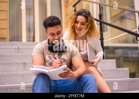 Spanisches Paar Unternehmer, die zusammenarbeiten - das Konzept der Teamarbeit Stockfoto