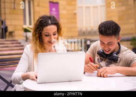 Spanisches Paar Unternehmer, die mit einem Computer arbeiten - das Konzept der Teamarbeit Stockfoto