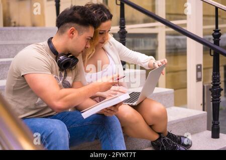 Spanisches Paar Unternehmer, die mit einem Computer arbeiten - das Konzept der Teamarbeit Stockfoto