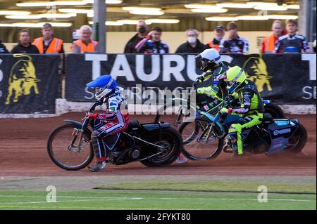 MANCHESTER, GROSSBRITANNIEN. 28. MAI Sam McGurk (Blau) in Mason Watson (Gelb) und Kyle Bickley (Weiß) während des Spiels der SGB National Development League zwischen Belle Vue Colts und Berwick Bullets im National Speedway Stadium, Manchester, am Freitag, 28. Mai 2021. (Kredit: Ian Charles, MI News) Kredit: MI News & Sport /Alamy Live News Stockfoto