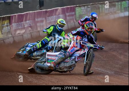 MANCHESTER, GROSSBRITANNIEN. 28. MAI Jack Parkinson-Blackburn (Rot) führt Mason Watson (Gelb) und Ben Woodhull (Blau) während des Spiels der SGB National Development League zwischen Belle Vue Colts und Berwick Bullets im National Speedway Stadium, Manchester, am Freitag, den 28. Mai 2021 an. (Kredit: Ian Charles, MI News) Kredit: MI News & Sport /Alamy Live News Stockfoto