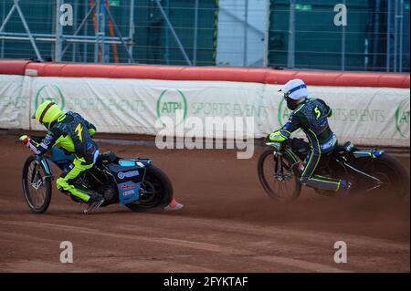 MANCHESTER, GROSSBRITANNIEN. 28. MAI Mason Watson (Gelb) führt Kyle Bickley (Weiß) während des Spiels der SGB National Development League zwischen Belle Vue Colts und Berwick Bullets im National Speedway Stadium, Manchester, am Freitag, 28. Mai 2021 an. (Kredit: Ian Charles, MI News) Kredit: MI News & Sport /Alamy Live News Stockfoto