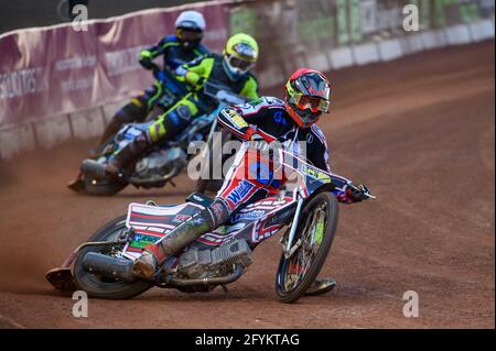 MANCHESTER, GROSSBRITANNIEN. 28. MAI Jack Parkinson-Blackburn (Rot) führt Mason Watson (Gelb) und Kyle Bickley (Weiß) während des Spiels der SGB National Development League zwischen Belle Vue Colts und Berwick Bullets im National Speedway Stadium, Manchester, am Freitag, den 28. Mai 2021 an. (Kredit: Ian Charles, MI News) Kredit: MI News & Sport /Alamy Live News Stockfoto