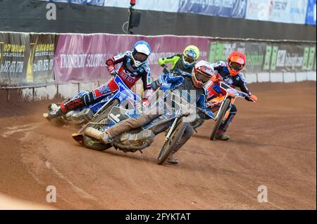 MANCHESTER, GROSSBRITANNIEN. 28. MAI Greg Blair (Weiß) führt Harry McGurk (Blau) und Connor Coles (Rot) mit Mason Watson (Gelb) im Rückstand während des Spiels der SGB National Development League zwischen Belle Vue Colts und Berwick Bullets am Freitag, dem 28. Mai 2021, im National Speedway Stadium in Manchester an. (Kredit: Ian Charles, MI News) Kredit: MI News & Sport /Alamy Live News Stockfoto