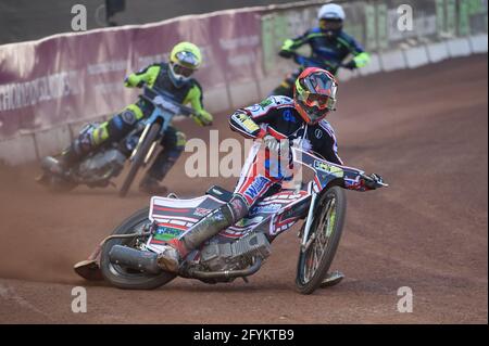 MANCHESTER, GROSSBRITANNIEN. 28. MAI Jack Parkinson-Blackburn (Rot) führt Mason Watson (Gelb) und Kyle Bickley (Weiß) während des Spiels der SGB National Development League zwischen Belle Vue Colts und Berwick Bullets im National Speedway Stadium, Manchester, am Freitag, den 28. Mai 2021 an. (Kredit: Ian Charles, MI News) Kredit: MI News & Sport /Alamy Live News Stockfoto